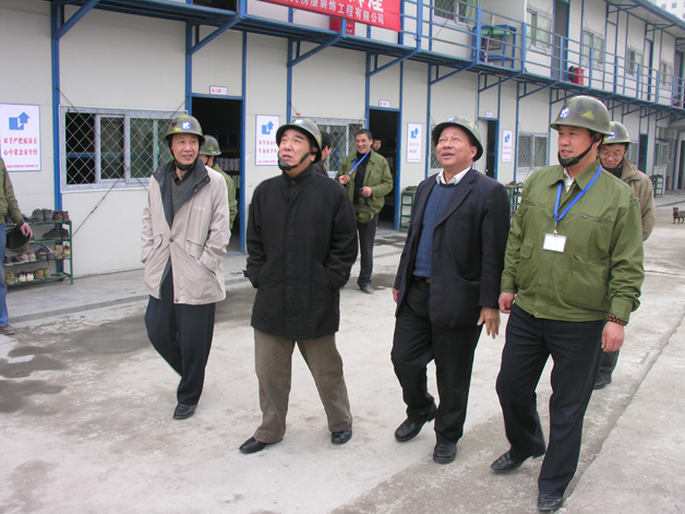 中裝協(xié)施工委秘書長(zhǎng)顧國(guó)華一行前往藍(lán)天公司工地考察 