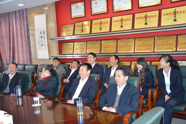 機(jī)關(guān)黨員代表觀看十八大開幕式